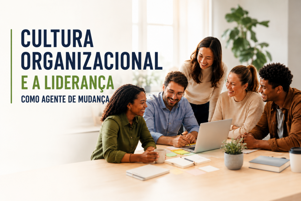 Banner horizontal sobre cultura organizacional e liderança. À esquerda, o título “Cultura Organizacional e a Liderança como Agente de Mudança”. À direita, uma equipe diversa de profissionais reunida em torno de um notebook, sorrindo e colaborando em um ambiente corporativo moderno, iluminado por luz natural. A imagem transmite conexão, confiança, trabalho em equipe e liderança humanizada.