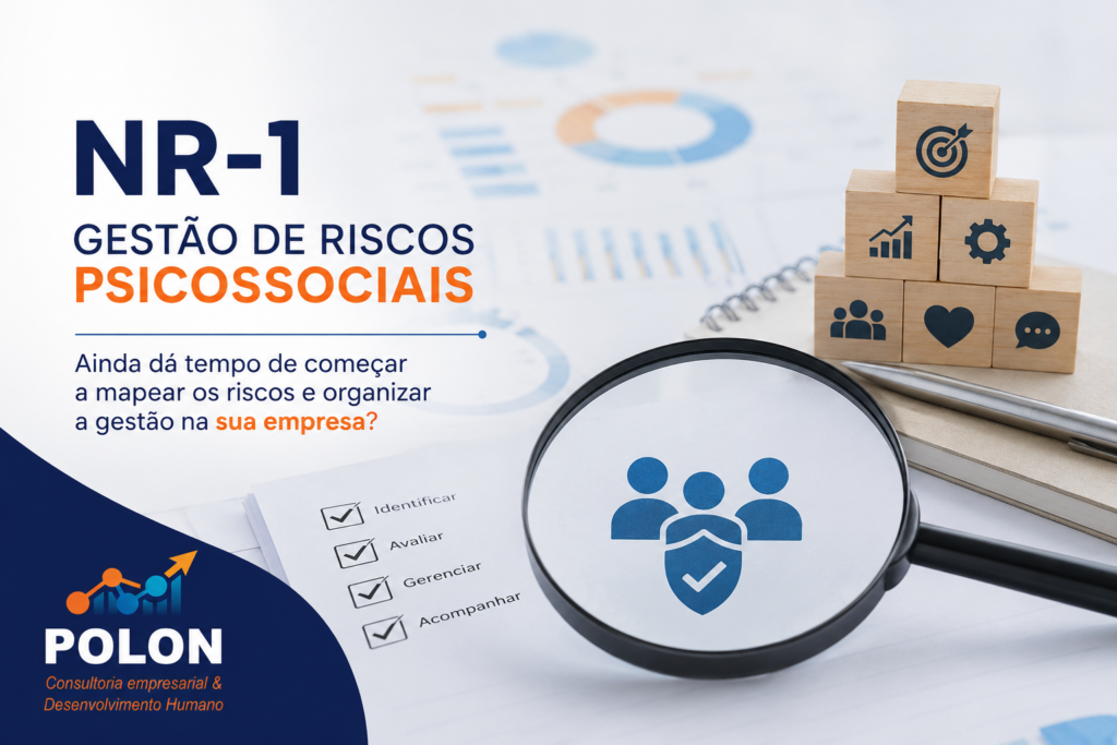 Imagem corporativa sobre gestão de riscos psicossociais na NR-1. Em um ambiente de escritório claro e moderno, uma lupa destaca um ícone de pessoas protegidas por um escudo, simbolizando a proteção da saúde e do bem-estar no trabalho. Ao lado, blocos empilhados exibem ícones de metas, crescimento, liderança, comunicação e qualidade de vida. À esquerda, o título “NR-1 – Gestão de Riscos Psicossociais” e a pergunta sobre o mapeamento de riscos na empresa. No canto inferior esquerdo, a identidade visual da Polon Consultoria.