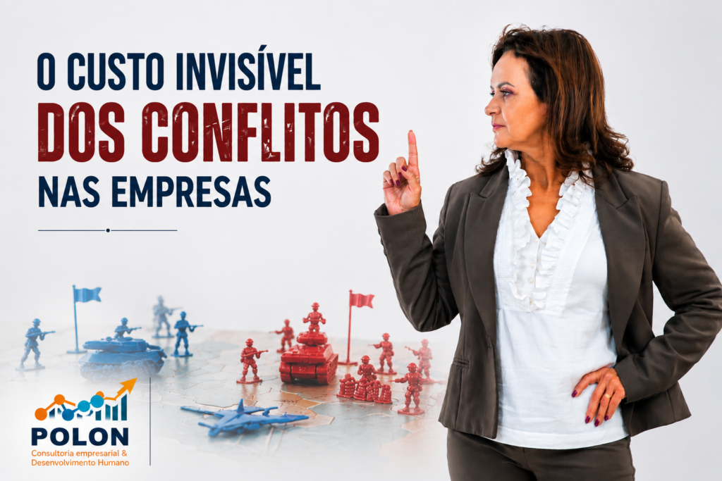 Psicóloga organizacional Jovaneide Polon observa um tabuleiro de estratégia semelhante ao jogo War, simbolizando os conflitos nas empresas e a importância da liderança na gestão das diferenças. Ao lado, o título do artigo em destaque sobre fundo claro e clean.